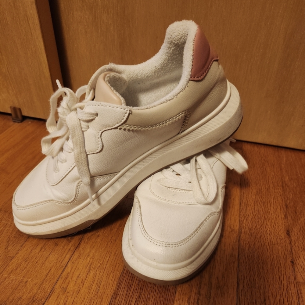 Leather athletic shoe